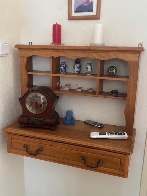 Gratis af te halen eiken inboedel, o.a. eettafel, wandkast, salontafel