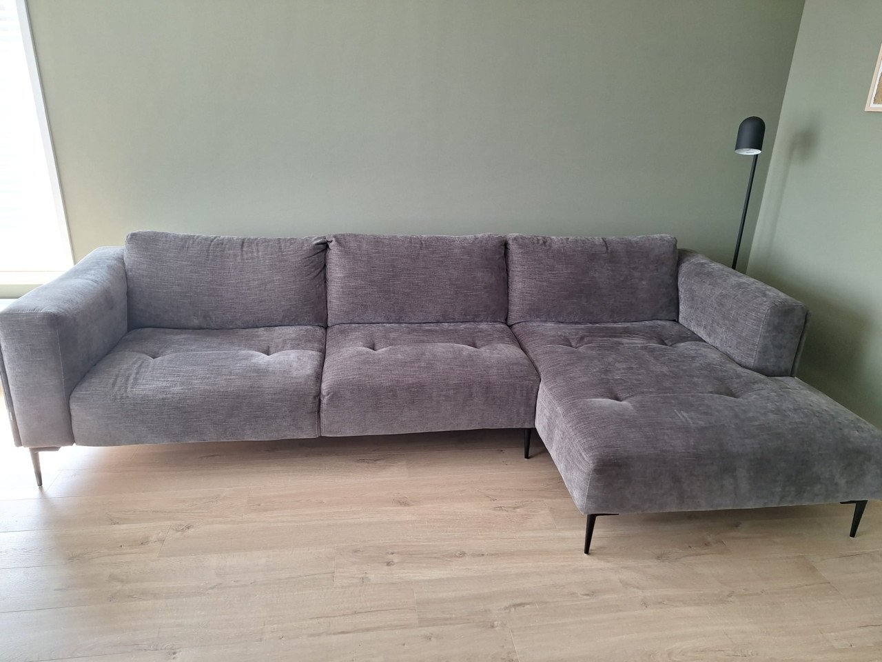Mooie grijze bank met chaise longue van merk Bellus (model Nice)
