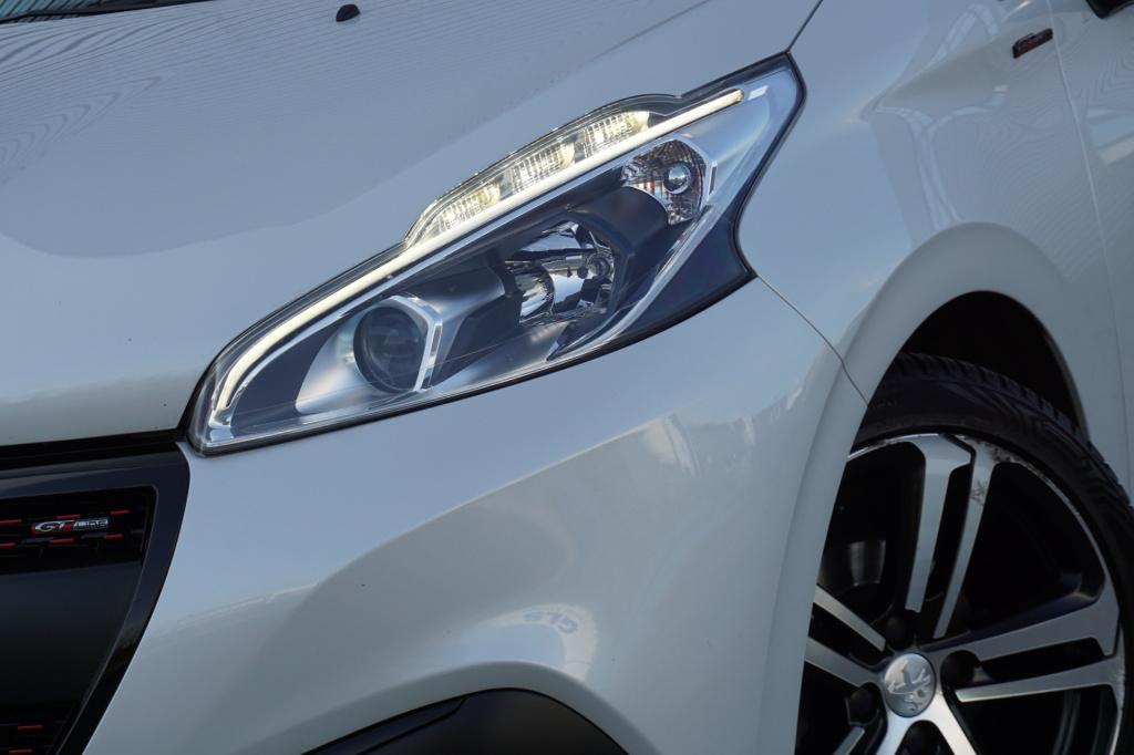 Peugeot 208 1.2 puretech gt-line airco / navi / cruise / camera / pano / ca