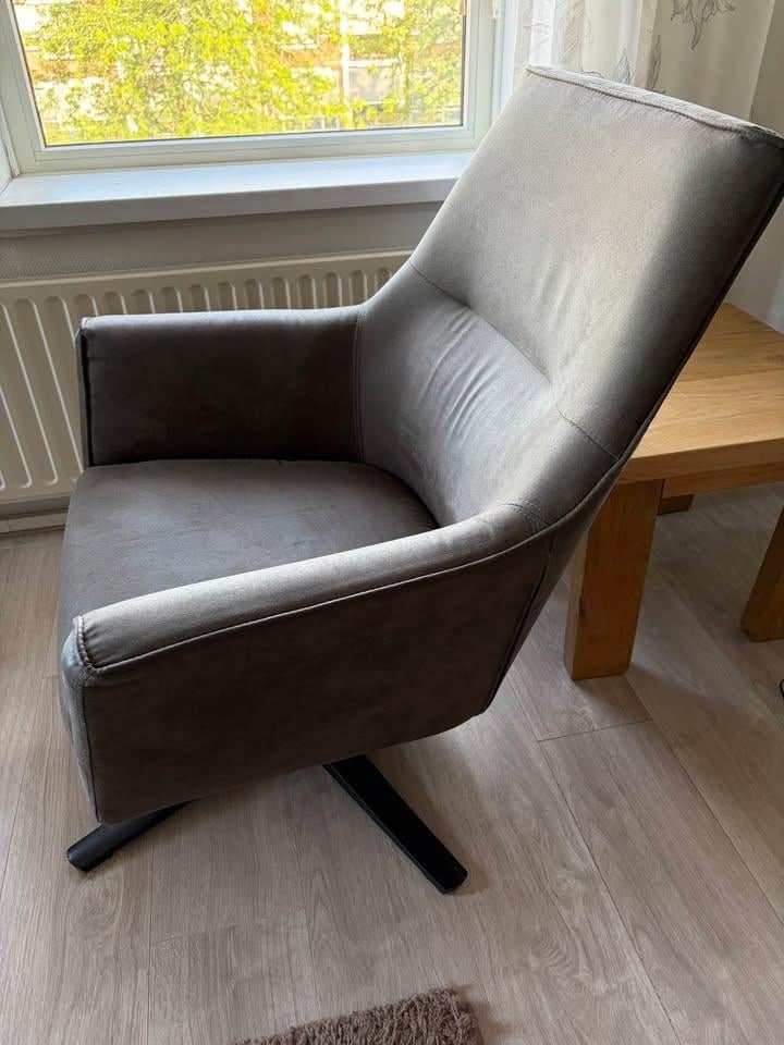2 bruine draaistoelen