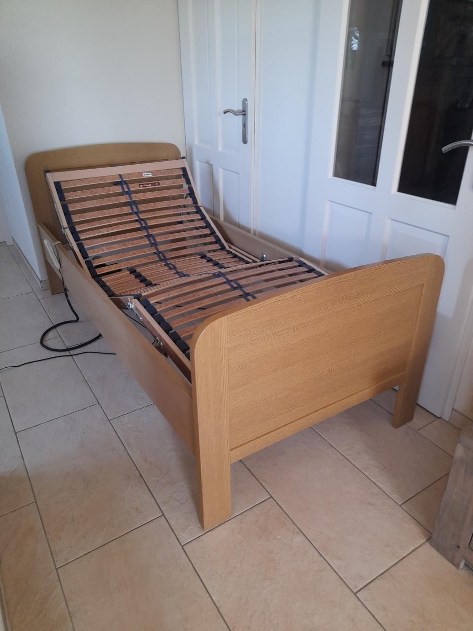 Senioren bed met elektrisch verstelbare lattenbodem 90 x 200( in goede st.)