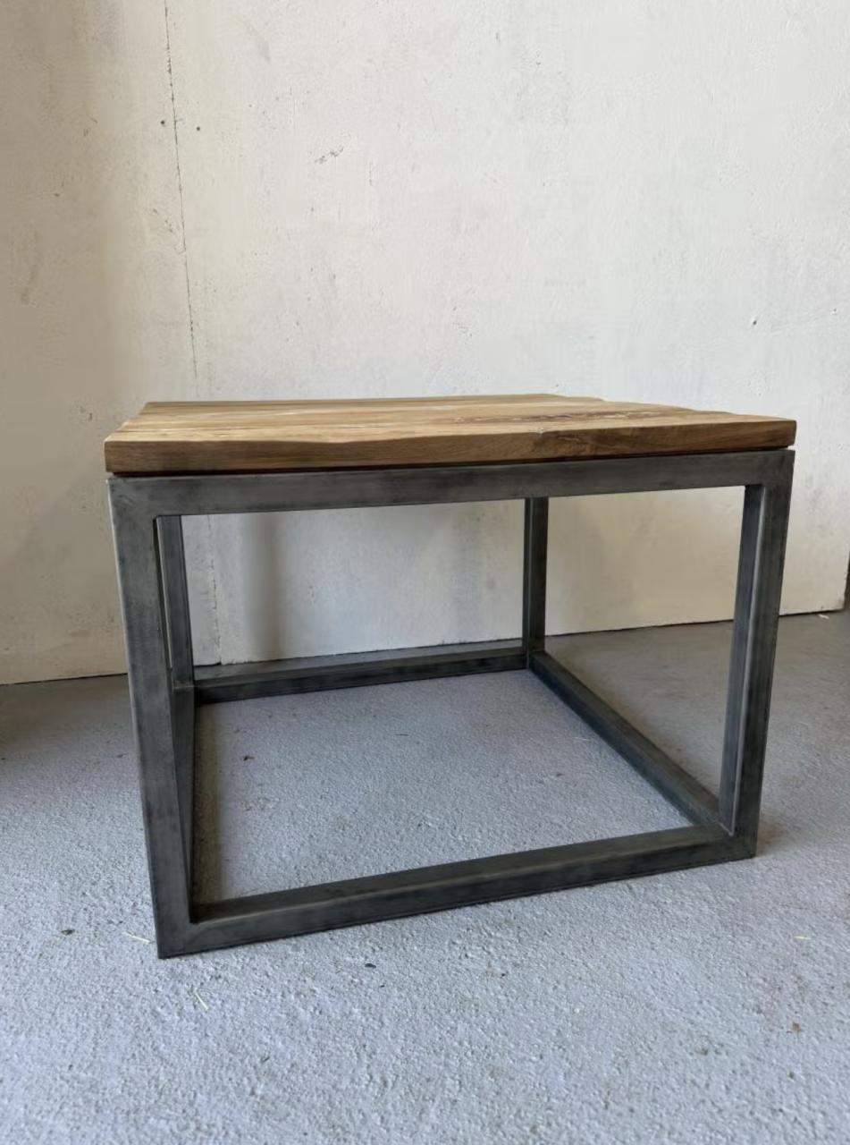 Stoere industriële salontafel – massief houten blad