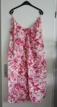 Lange jurk met roze witte bloemen  maat xl
