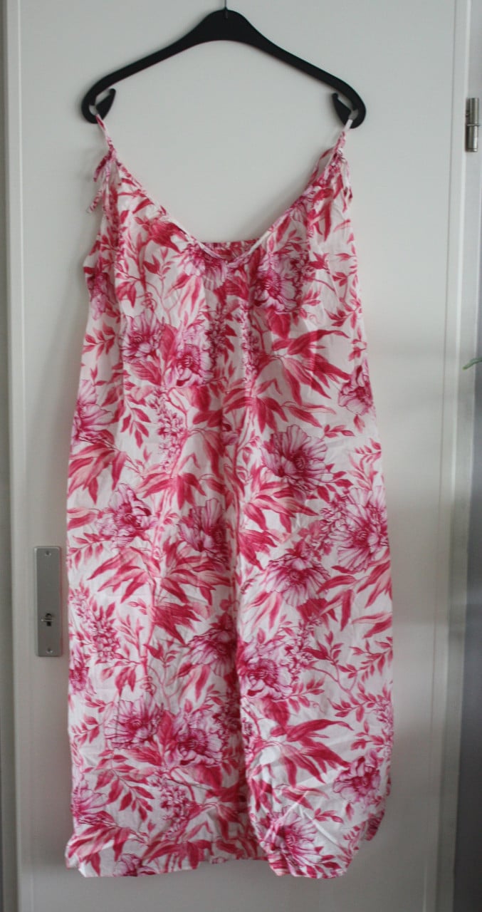 Lange jurk met roze witte bloemen  maat xl