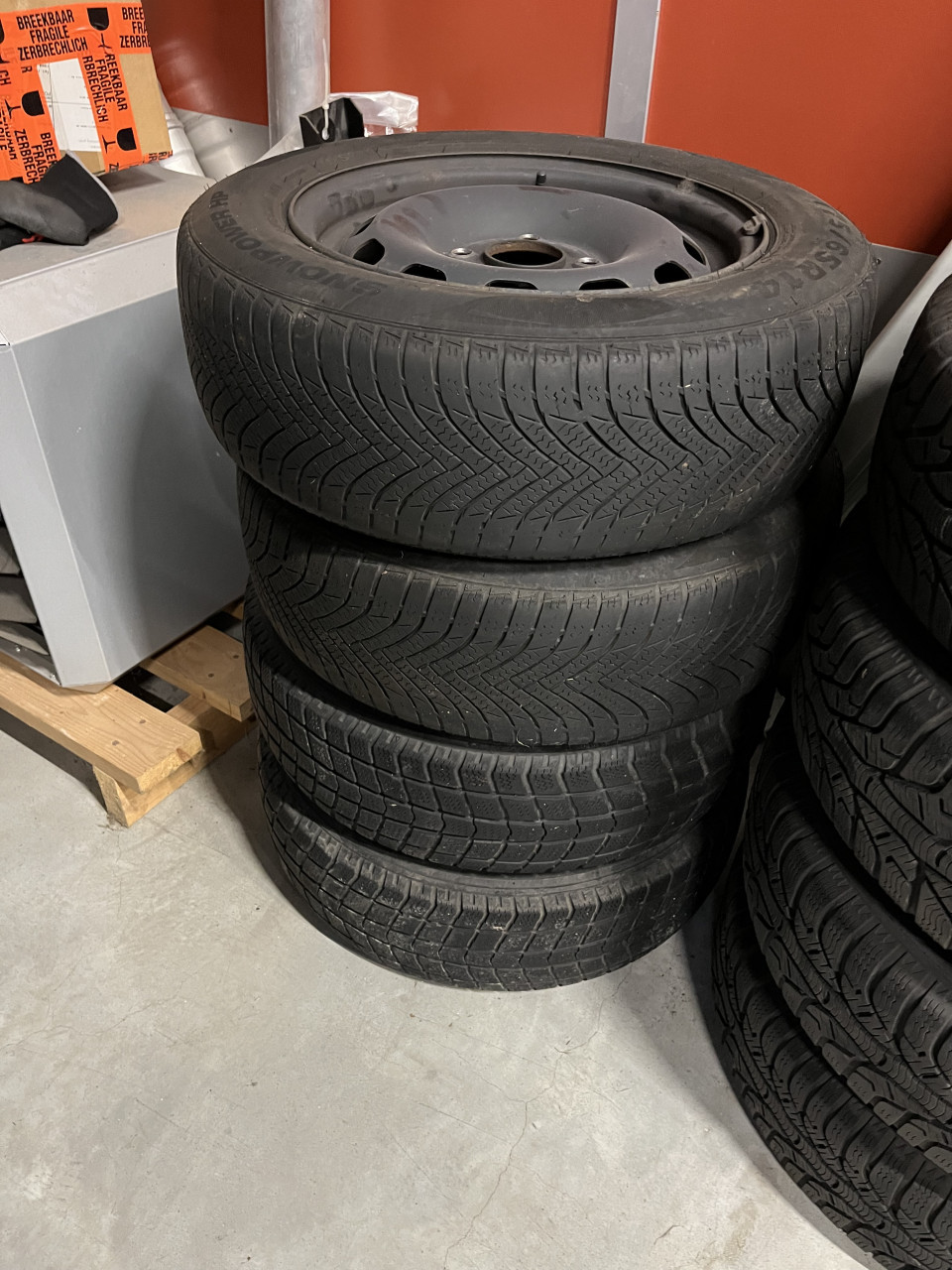 Te koop 4 stalen velgen Ford Fiesta .banden nog ong 4 mm profiel