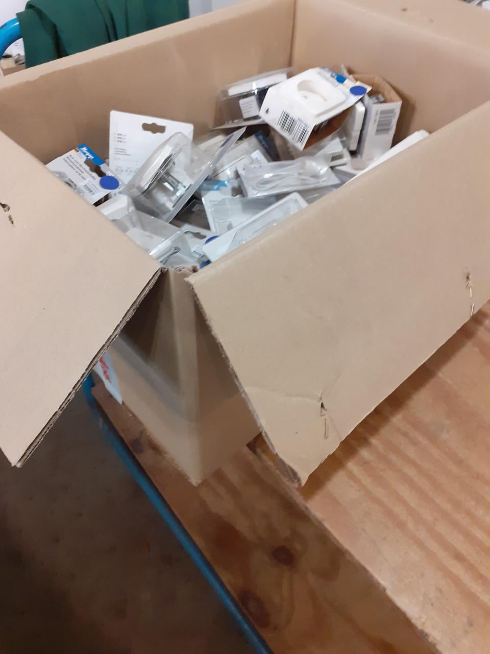 Doos elektra materiaal wcd  ramen ed voor 10 euro