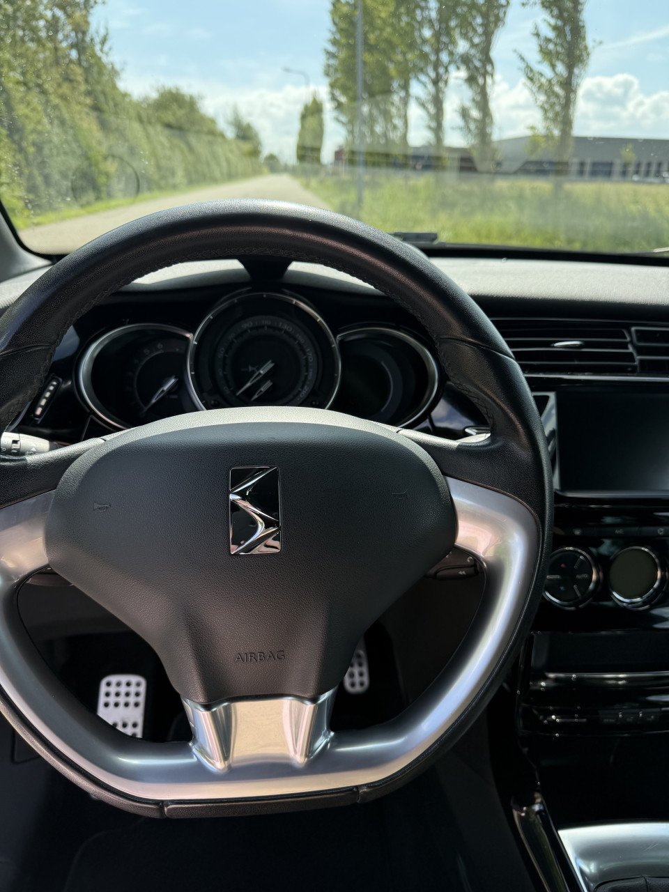 DS3 – 2015 – Zilver/Zwart – Goed onderhouden + extra set banden!