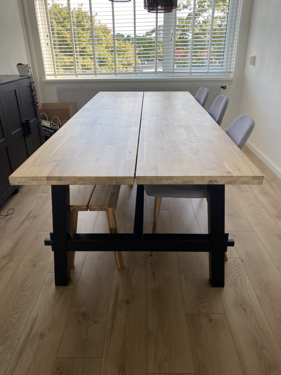 Mooie grote eettafel (incl. bankjes)