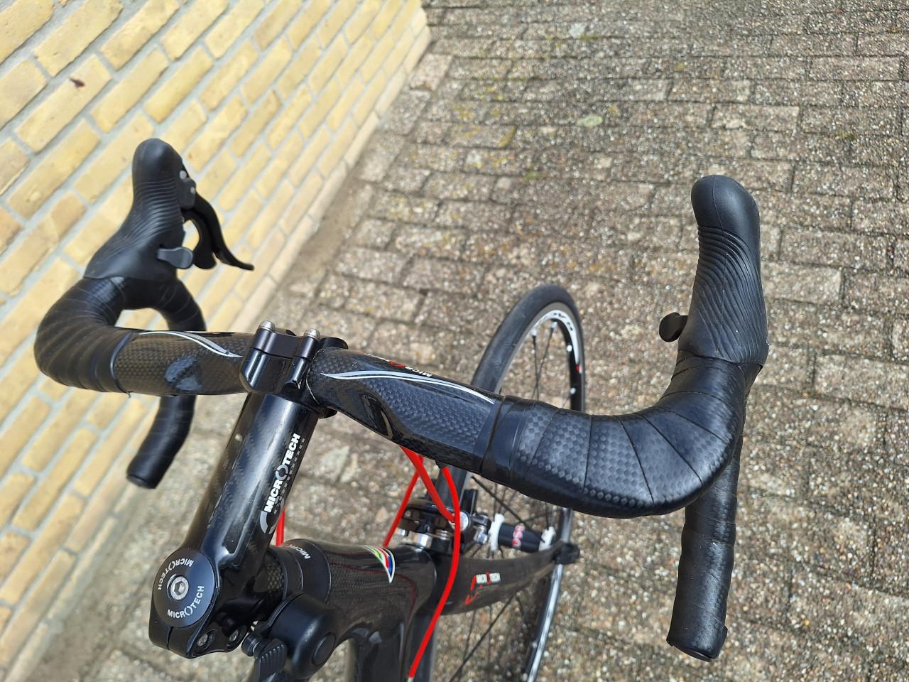 Basso Laguna carbon racefiets met gratis rollentrainer.