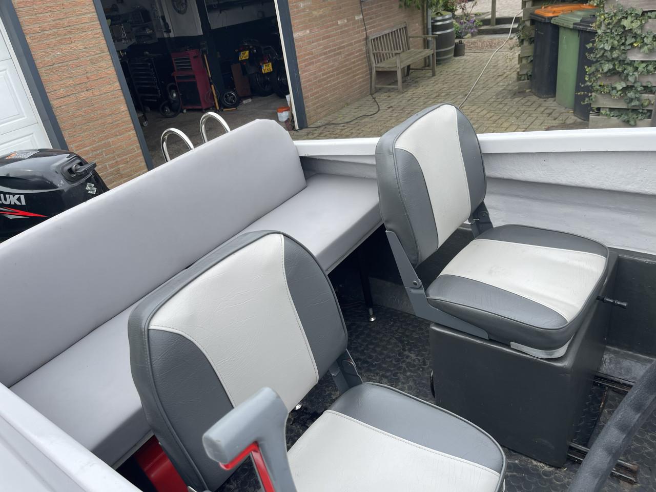 Pilot 420 kajuit boot of visboot met Suzuki 15 pk 4-takt en trailer