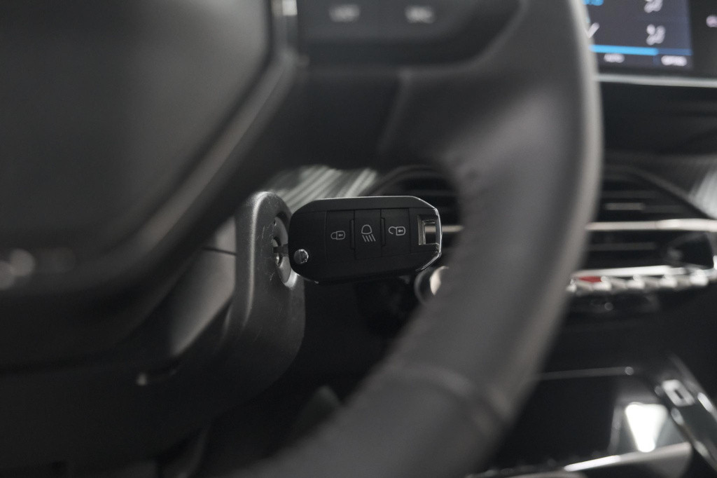 Peugeot 208 puretech 100 eat8 allure pack | camera | apple carplay | parkee