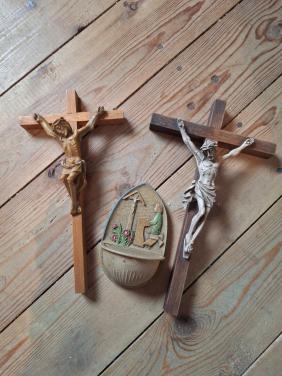 Kruisjes / wijwaterbakje