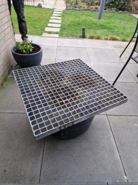 Waterrooster v fontein en waterbak