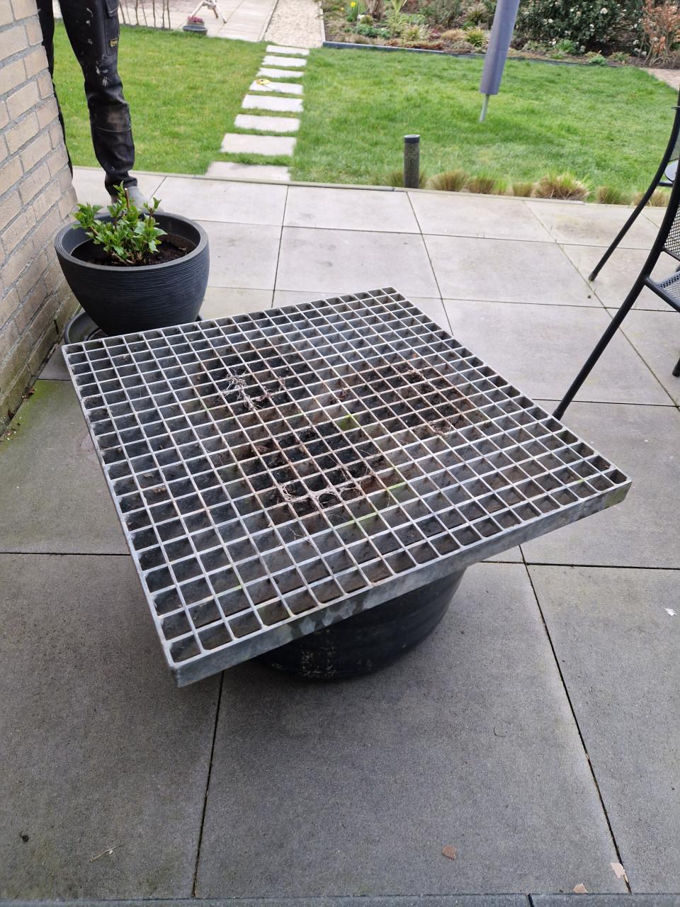 Waterrooster v fontein en waterbak