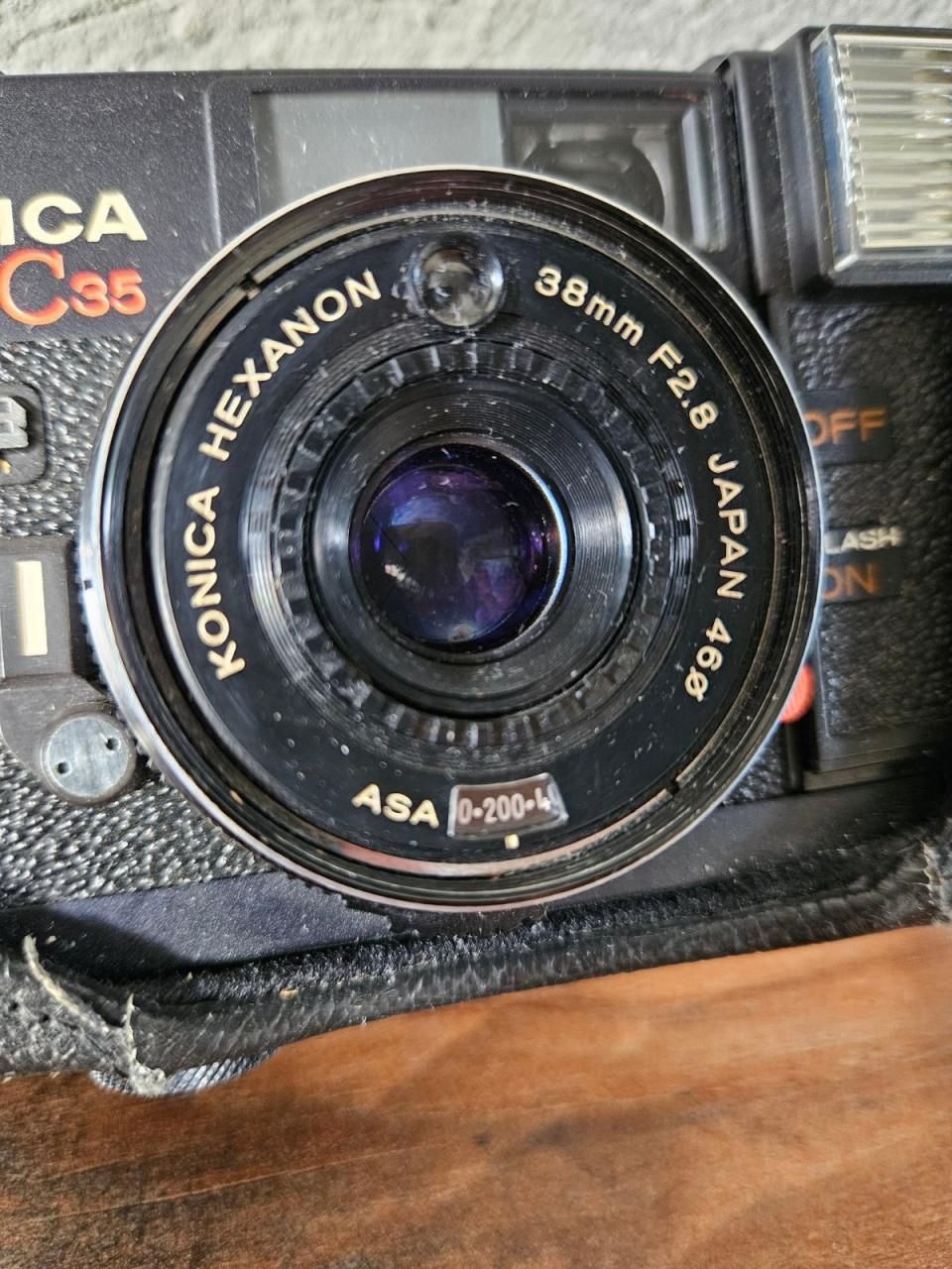Mooie vintage Konica C 35 EF 35 mm compactcamera, werkend