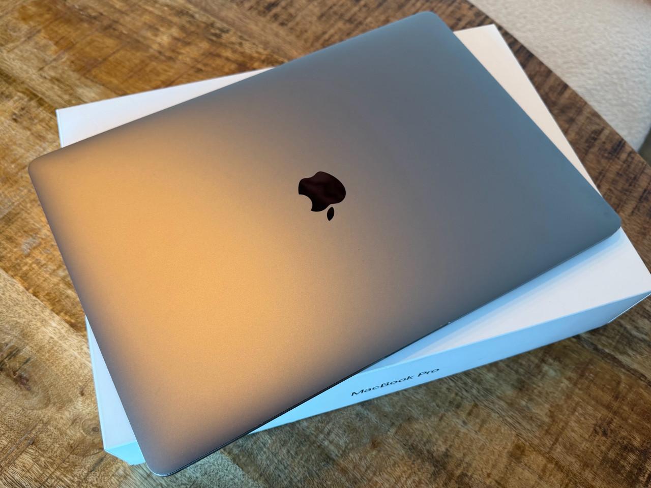 Apple Macbook Pro 15Inch (2017) inclusief doos nieuwstaat!