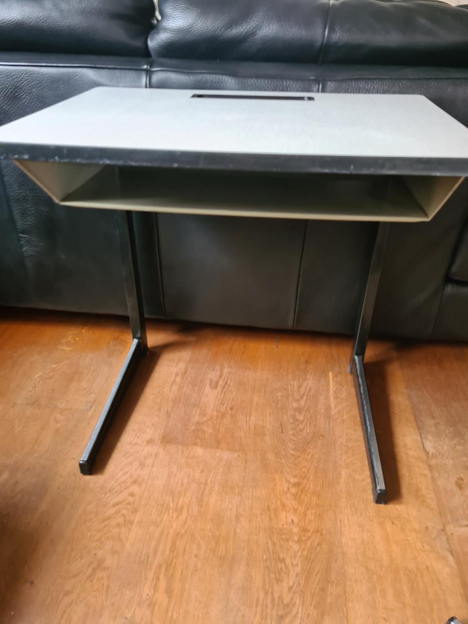 Complete set bestaande uit een vintage schoolbureau en bijpassende stoel.