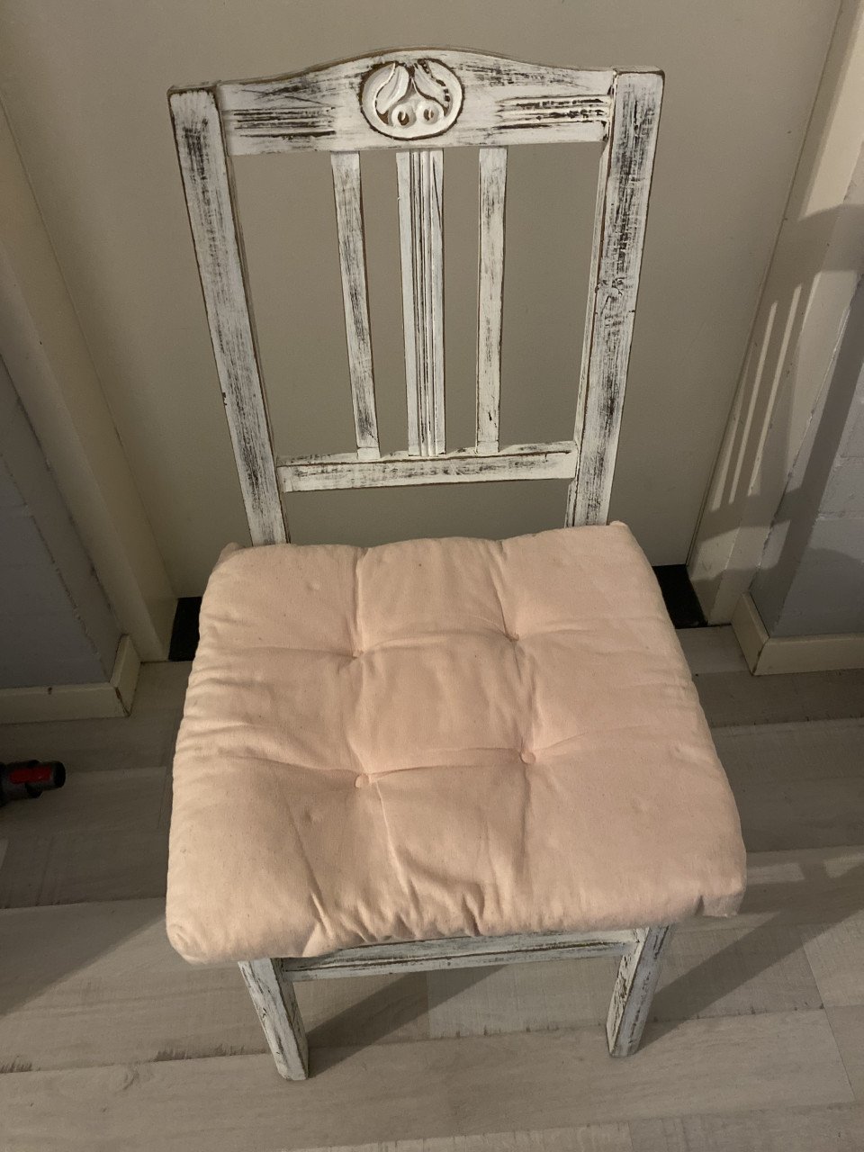 6 leuke witte houten stoeltjes