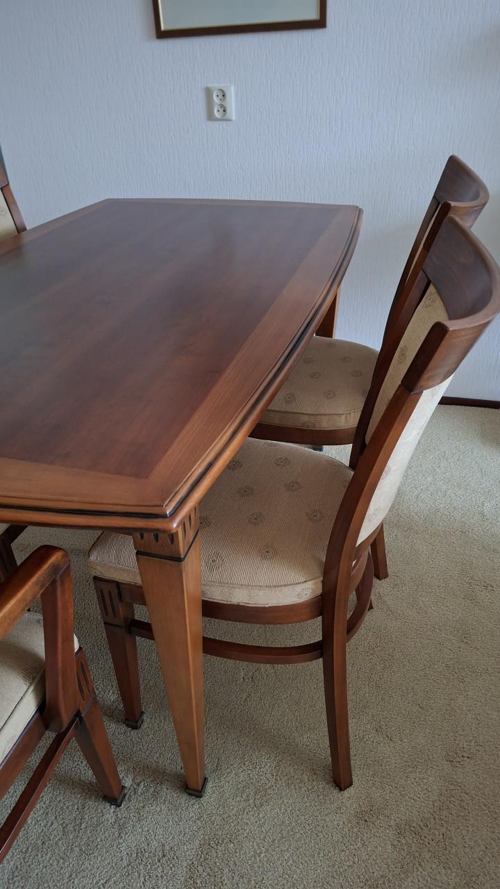 Eetkamertafel + 4 stoelen en 2 armstoelen