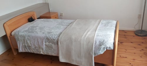 Seniorenbed met verstelbare lattenbodem en nachtkastje