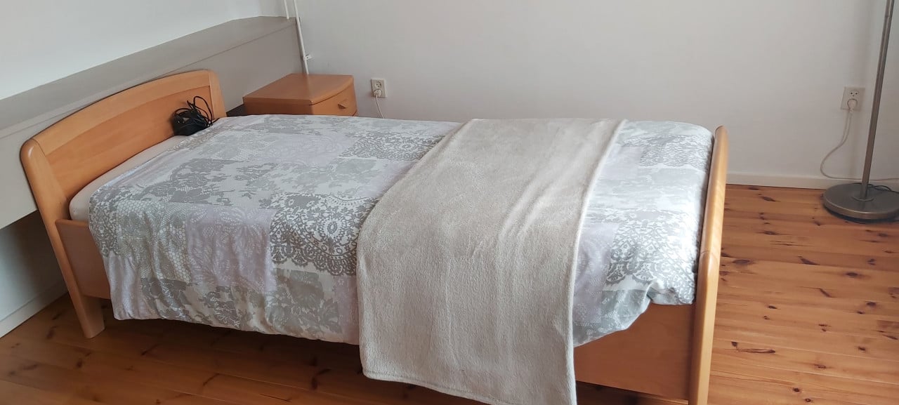 Seniorenbed met verstelbare lattenbodem en nachtkastje