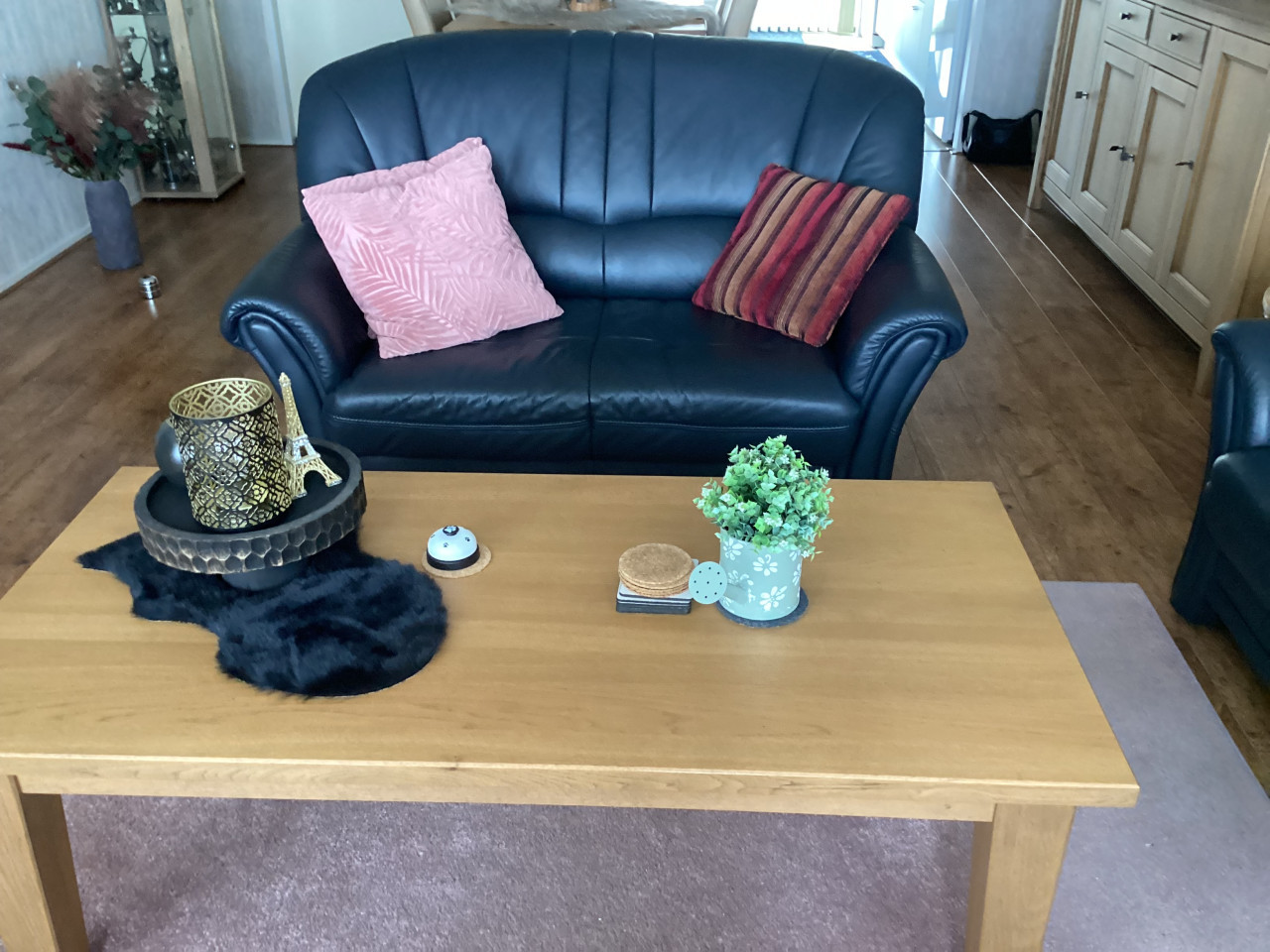 Mooi eiken dressoir, bijpassend tv kastje, lederen bankstel en salontafel