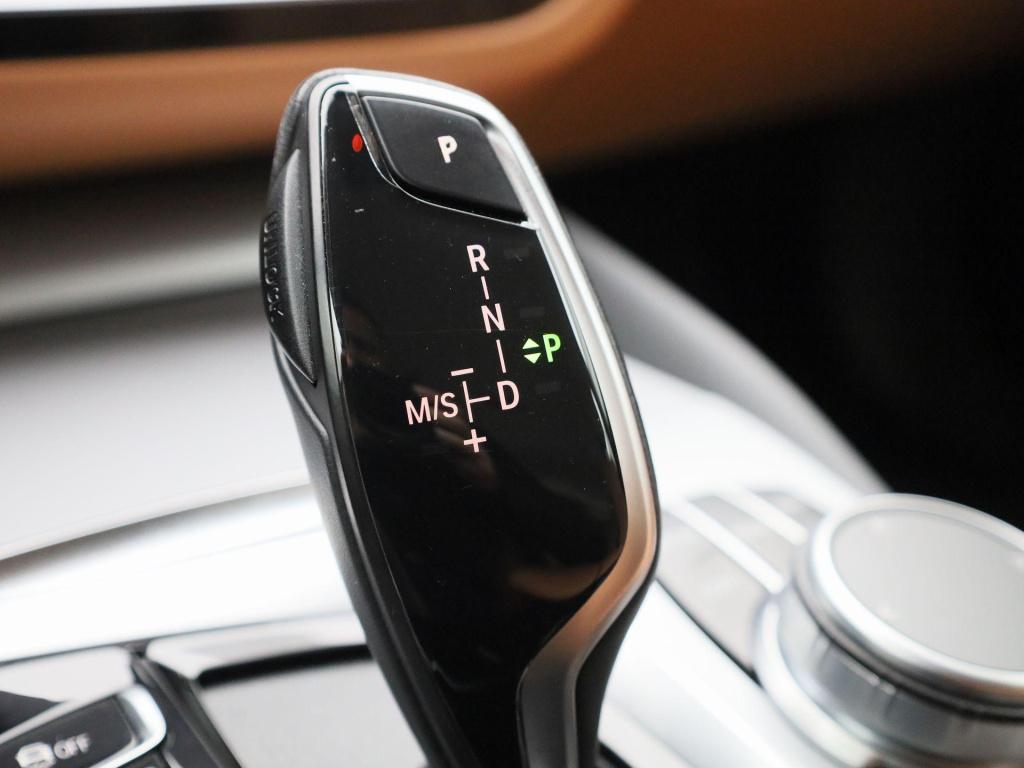 BMW 5 Serie touring 520i business edition plus | automaat | lmv | navigatie