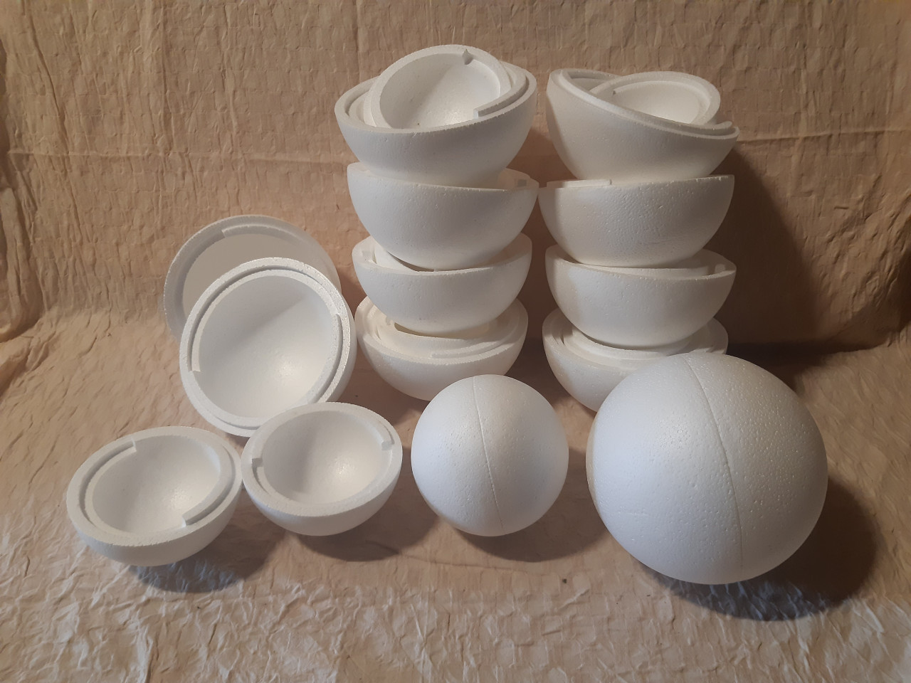 Piepschuim bollen, 23 stuks met 20 cm doorsnede, 7 stuks met 15 cm doorsnee