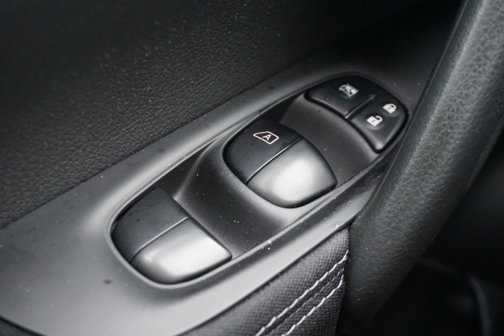 Nissan Qashqai 1.2 n-connecta climate / navi / camera / glazen dak / parkee