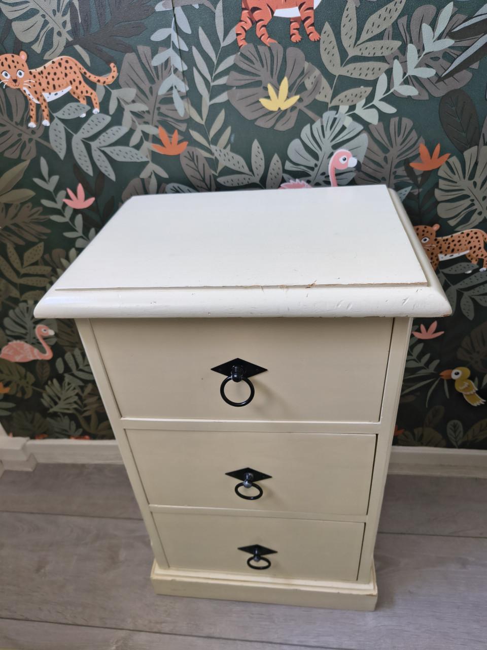 Prachtige crème kleurige houten ladekast, kastje nachtkastje.