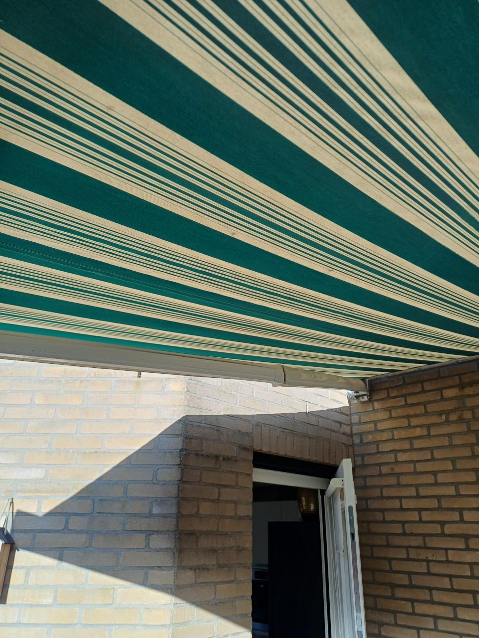 Zonnescherm elektrisch, knikarm