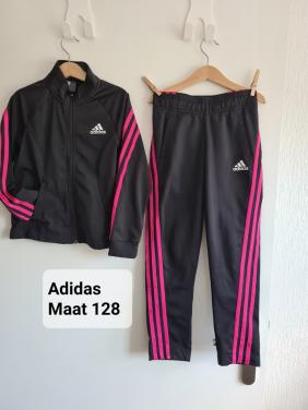 Adidas trainingspak jasje + broek zwart met roze Mt 128