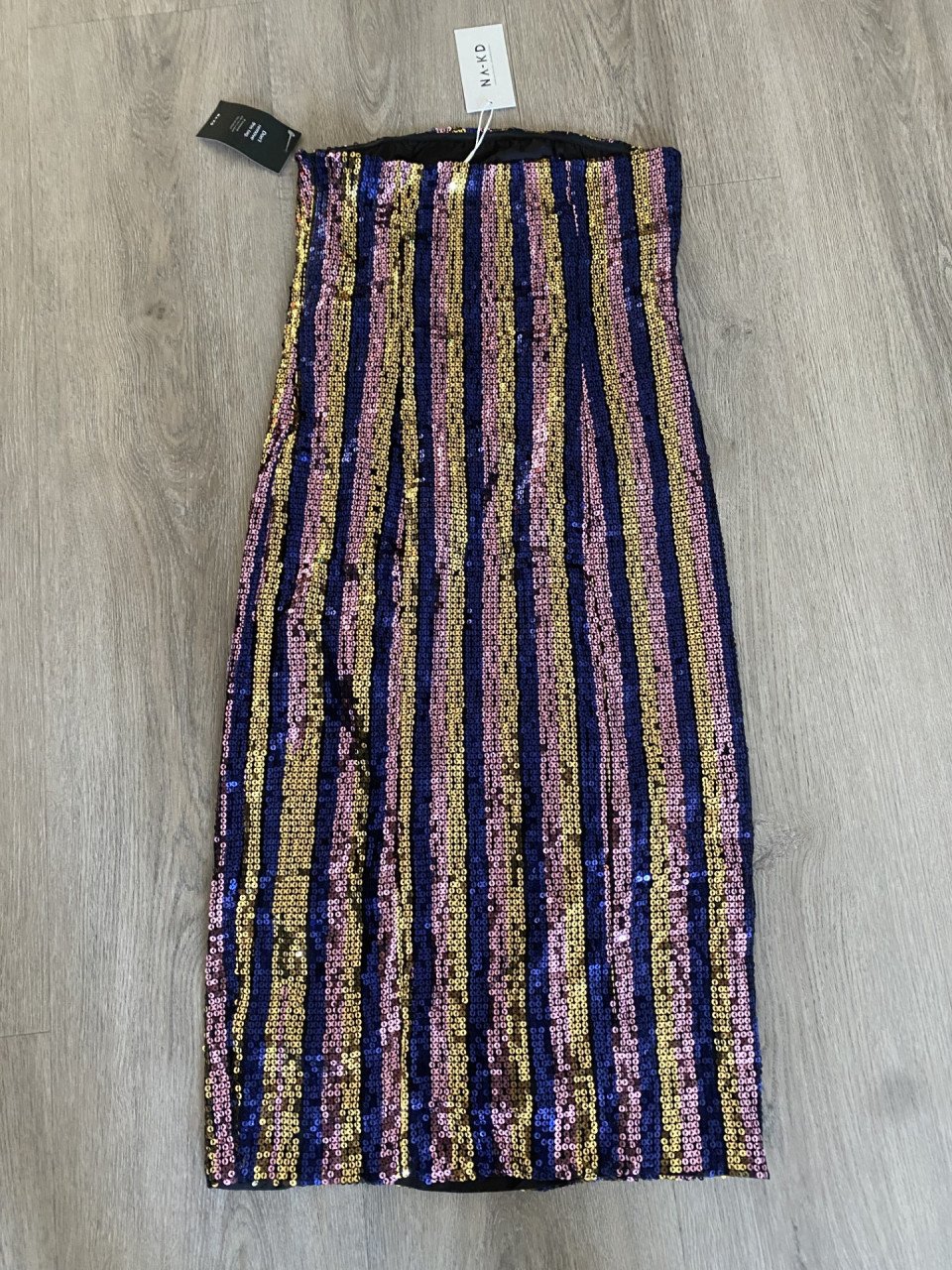 Strapless jurk van NA-KD maat 38.