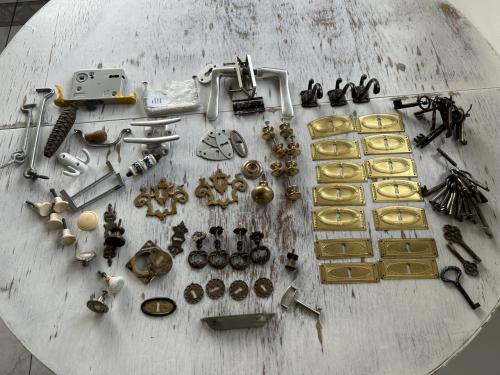 Allerlei hang en sluitwerk.