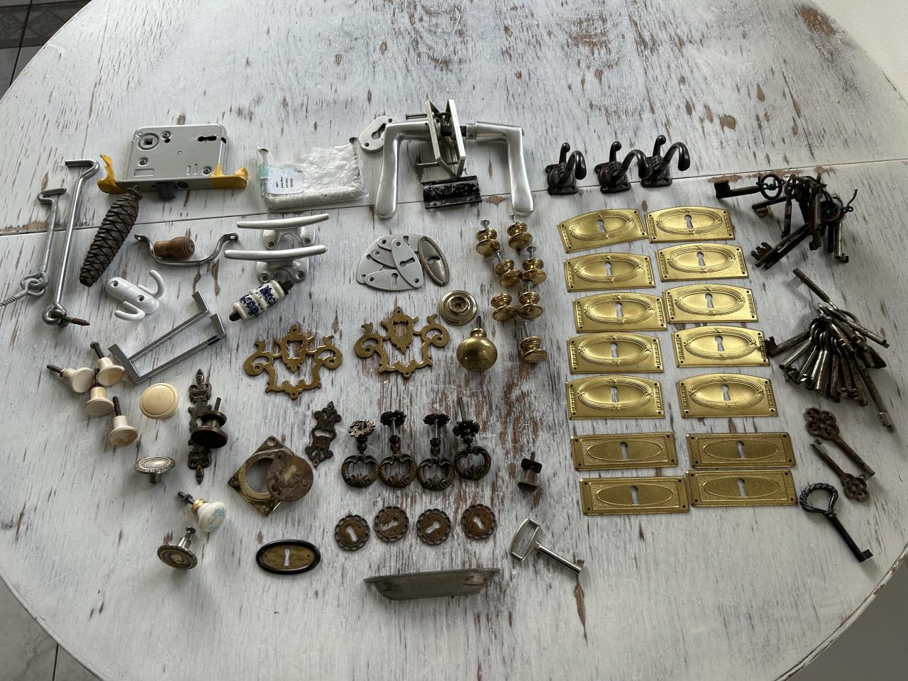 Allerlei hang en sluitwerk.