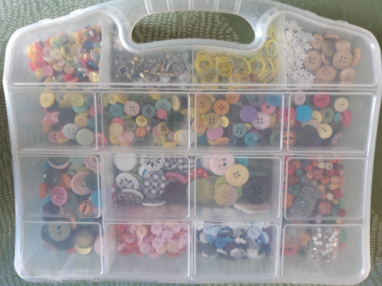 Knopendoos, grote kleurrijke variatie aan knopen