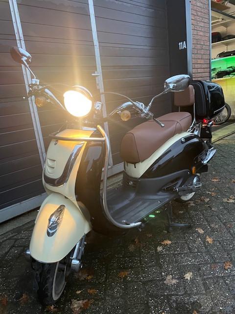 Schitterende agm retroscooter weinig km 4900 full option nu 899 euro