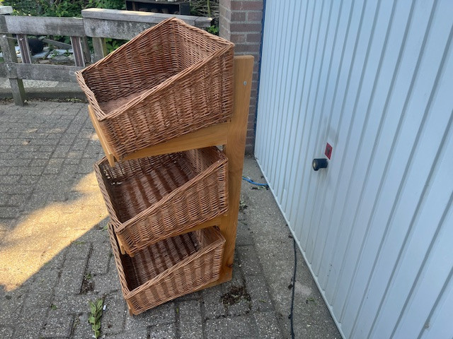 Rek met rietenmanden