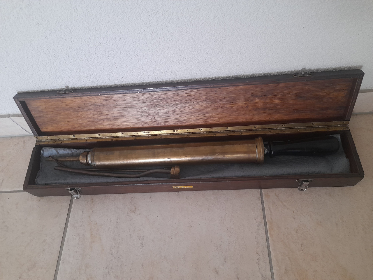 Oude koperen/messing vetspuit met bijpassend kistje.