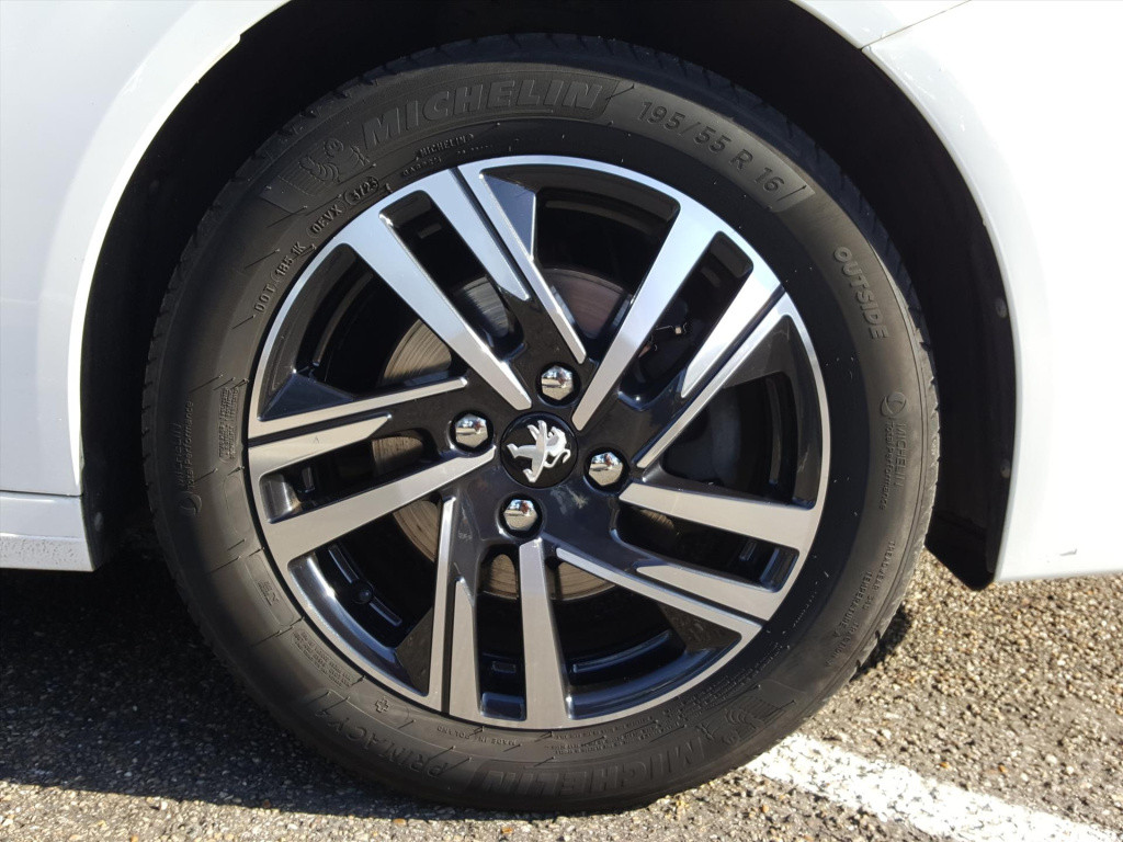 Peugeot 208 allure 1.2 pt-100pk navigatie | apple carplay & android auto | 