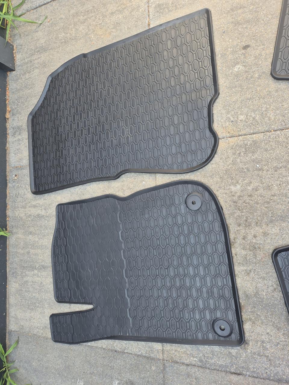 Peugeot 208 rubber automatten set