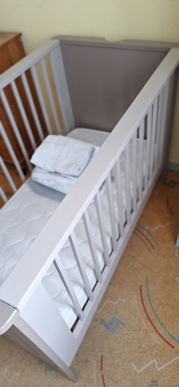 Ledikantje, met matras, lakentjes en dekentjes. Alles in nette staat.