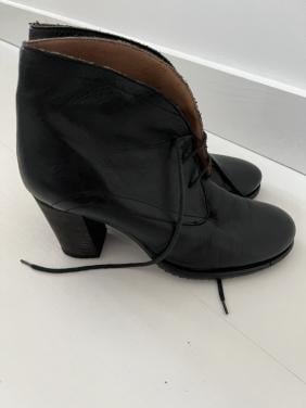 Laars laag met hak zwart mt 39