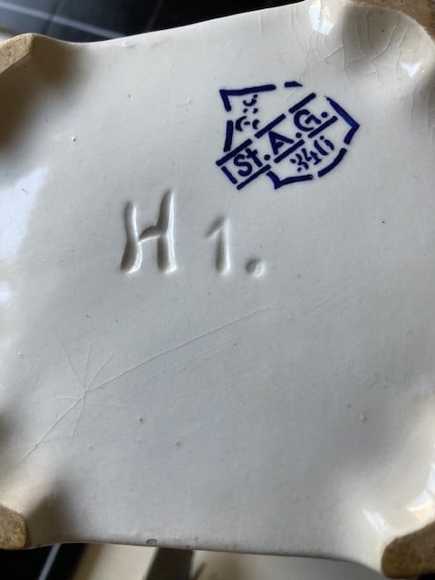 Te koop in Terneuzen zeer oude voorraadpotten. Gemerkt.