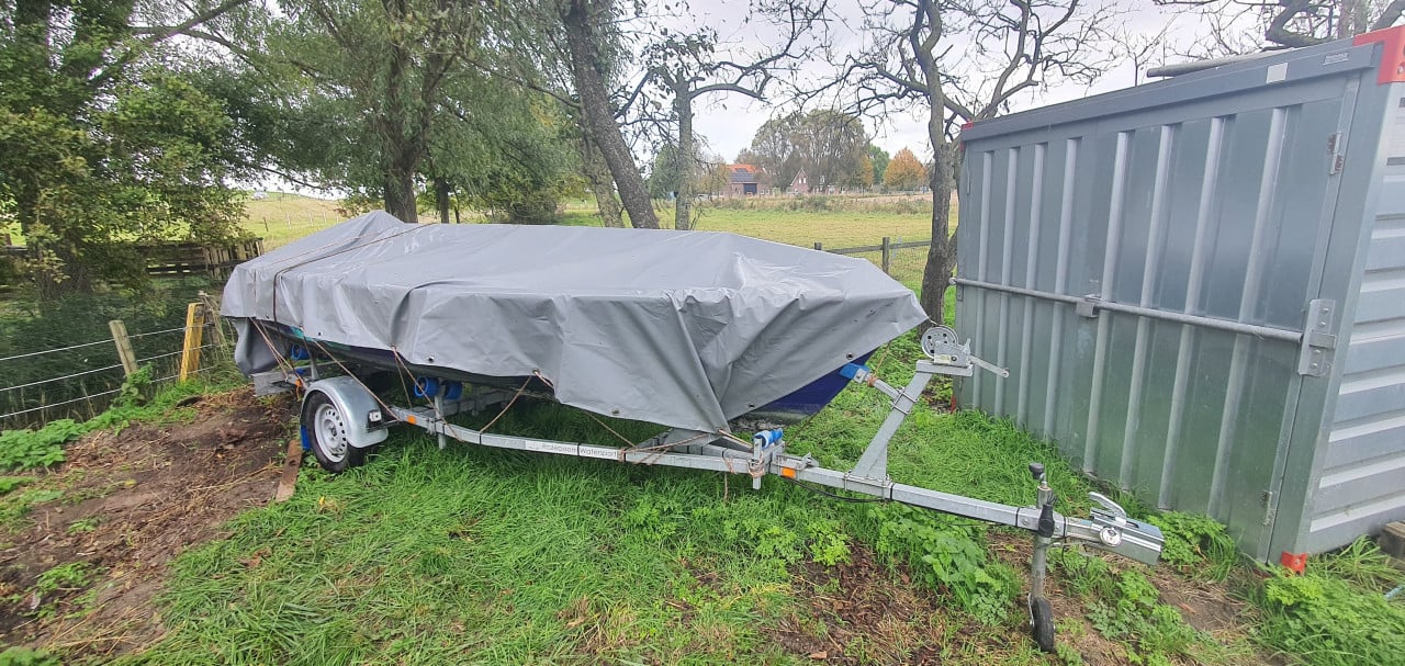 Polyester bootje 20pk incl. trailer, zonnebed en dekzeil