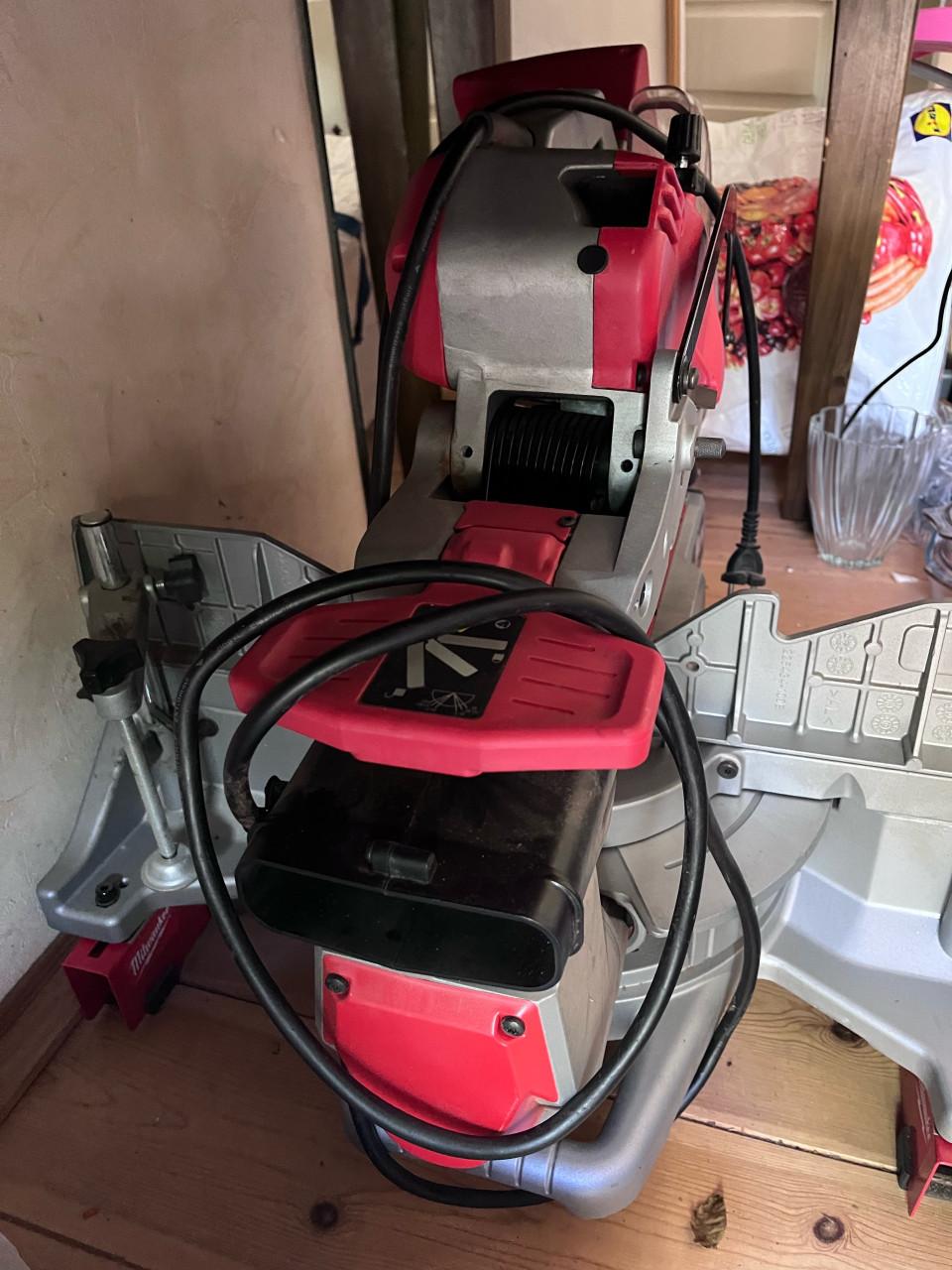 Milwaukee afkortzaag