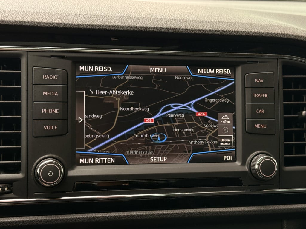 Seat Leon 1.0 ecotsi style connect | pano | camera | apple carplay | trekha