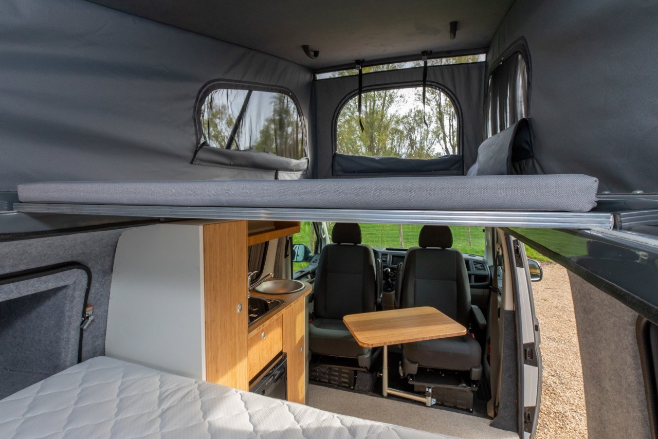 Buscamper met vast bed te huur