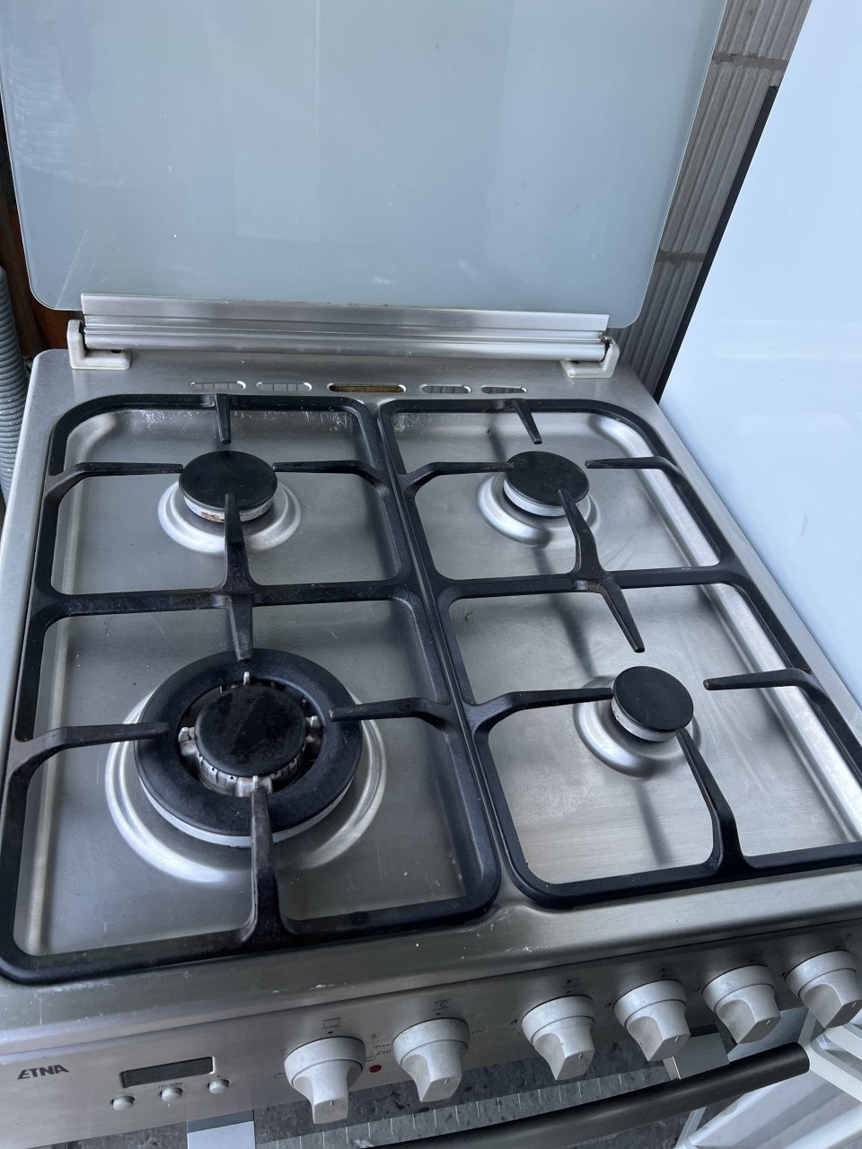 Vrijstaand Gasfornuis met elektrisch hetelucht oven en gasslang 85x60 cm.