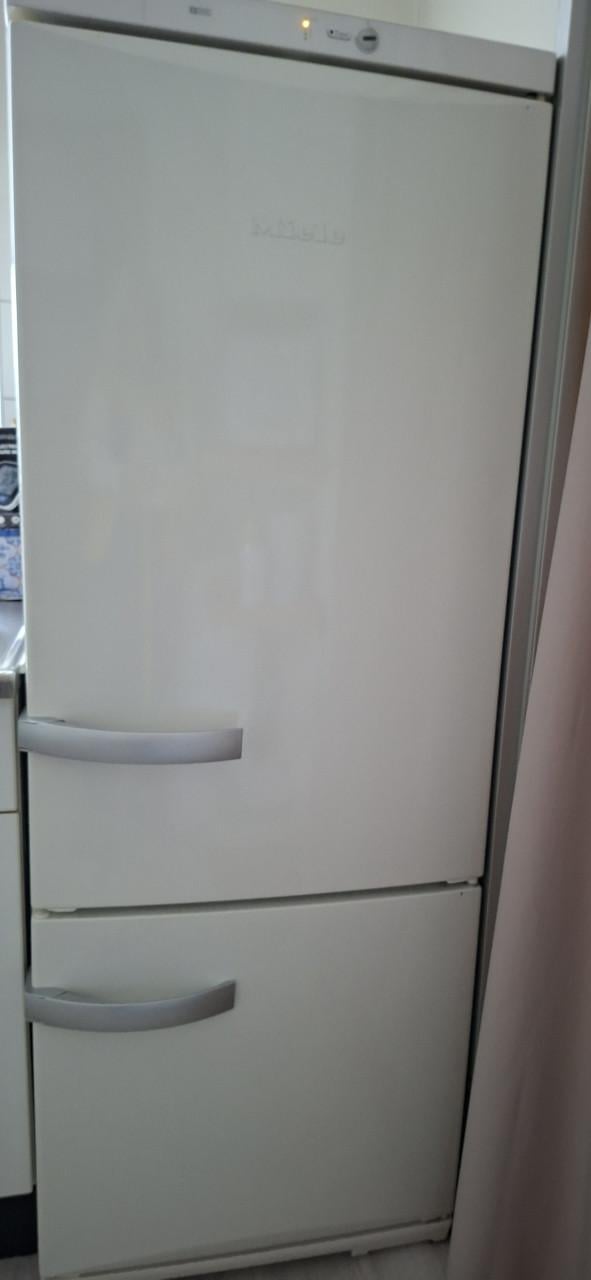 Koelkast met diepvrieskast